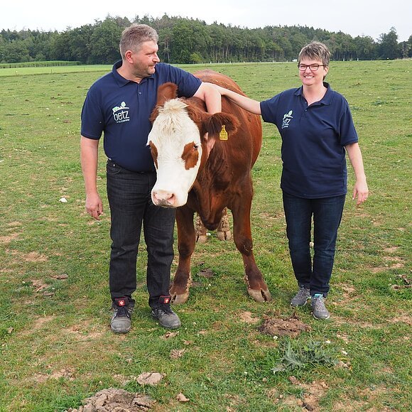 Herr und Frau Betz mit zahmen Ochsen auf Wiese