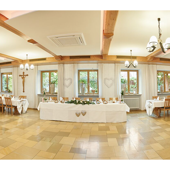 Der große, helle Speisesaal ist festlich gedeckt. Die Tische stehen in Reihen. Auch die helle, hohe Decke ist zu sehen.