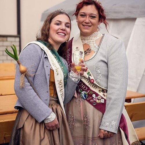 Zwiebelkönigin Ida mit Vorgängerin Michelle Zwiebelkönigin Ida (links im Bild) mit Vorgängerin Michelle (rechts im Bild)