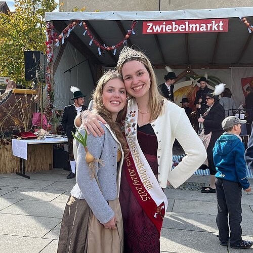 Zwiebelkönigin Ida mit Volksfestkönigin Teresa am Zwiebelmarkt 2024 Zwiebelkönigin Ida mit Volksfestkönigin Teresa am Zwiebelmarkt 2024