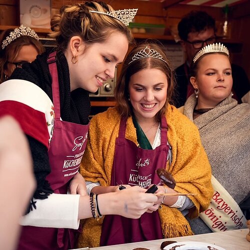 Zwiebelkönigin Ida am Lebkuchenstand Zwiebelkönigin Ida am Lebkuchenstand