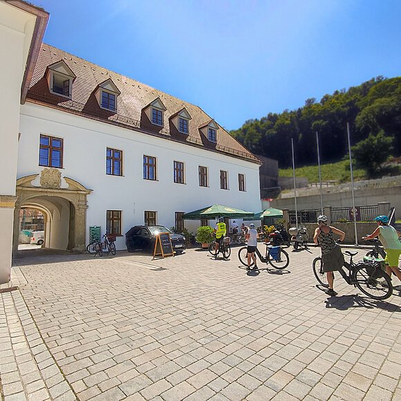 Blick auf die Schenke des Klosters Eine Gruppe Radfahrer macht sich auf den Weg zur Schenke.