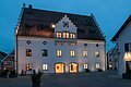 Außenaufnahme vom Haus am Abend mit Beleuchtung von innen.