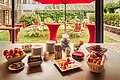 Kleines Frühstücksbuffet im Freien mit einer Auswahl an Obst, Gebäck und Snacks.