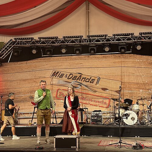 Volksfestkönigin Milena mit 1. Bürgermeister Helmut Schloderer: 
Partyabend im Festzelt mit "Mia & DaAnda"