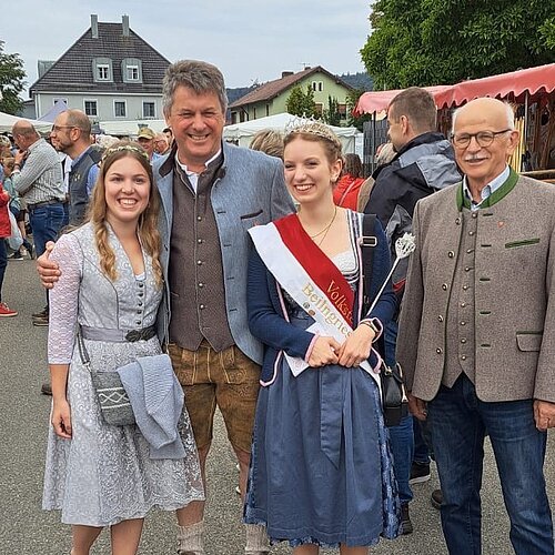 Volksfestkönigin Milena und Zwiebelkönigin Ida
auf dem Volksfest-Viehmarkt mit 
1. Bürgermeister Helmut Schloderer und 
2. Bürgermeister Anton Grad