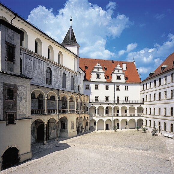 Der Schlosshof ist mit einer Sgraffitifassade ausgestattet, welche Szenen aus dem Alten Testament aufzeigt.