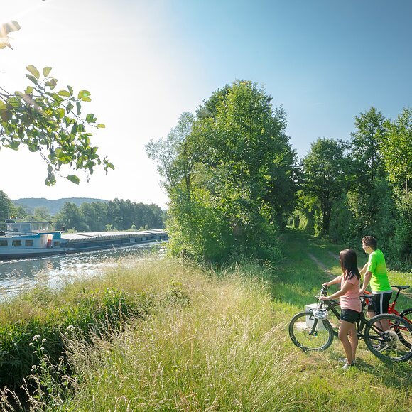 Radfahrer am Main-Donau-Kanal bei Dietfurt an der Altmühl