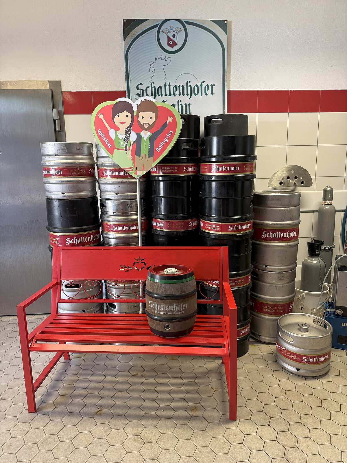 Volksfestbankerl mit Bierfass in der Brauerei Schattenhofer