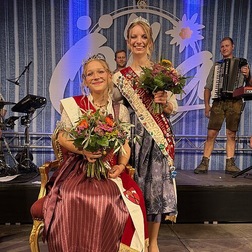Volksfestkönigin Maria mit ihrer Vorgängerin Milena Volksfestkönigin Maria mit ihrer Vorgängerin Milena