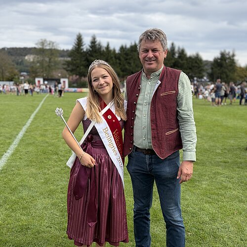 Volksfestkönigin Maria mit dem 1. Bürgermeister Helmut Schloderer unterwegs am Kindertag Volksfestkönigin Maria mit dem 1. Bürgermeister Helmut Schloderer unterwegs am Kindertag