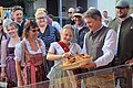 Volksfestkönigin Maria unterwegs auf dem Waren- und Krammarkt Volksfestkönigin Maria unterwegs auf dem Waren- und Krammarkt