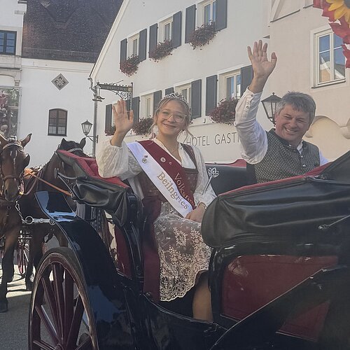 Volksfestkönigin Maria in der Kutsche mit dem 1. Bürgrmeister Helmut Schloderer am Volksfestzug Volksfestkönigin Maria in der Kutsche mit dem 1. Bürgrmeister Helmut Schloderer am Volksfestzug
