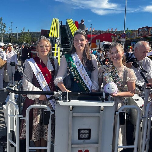 Volksfestkönigin Maria auf der Drehleiter mit Zwiebelkönigin Ida und Hopfenkönigin Julia Volksfestkönigin Maria auf der Drehleiter mit Zwiebelkönigin Ida und Hopfenkönigin Julia